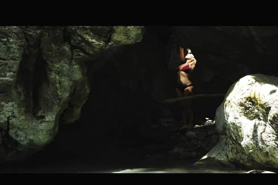 silueta de mujer en una caverna la revolucion parte conmigo